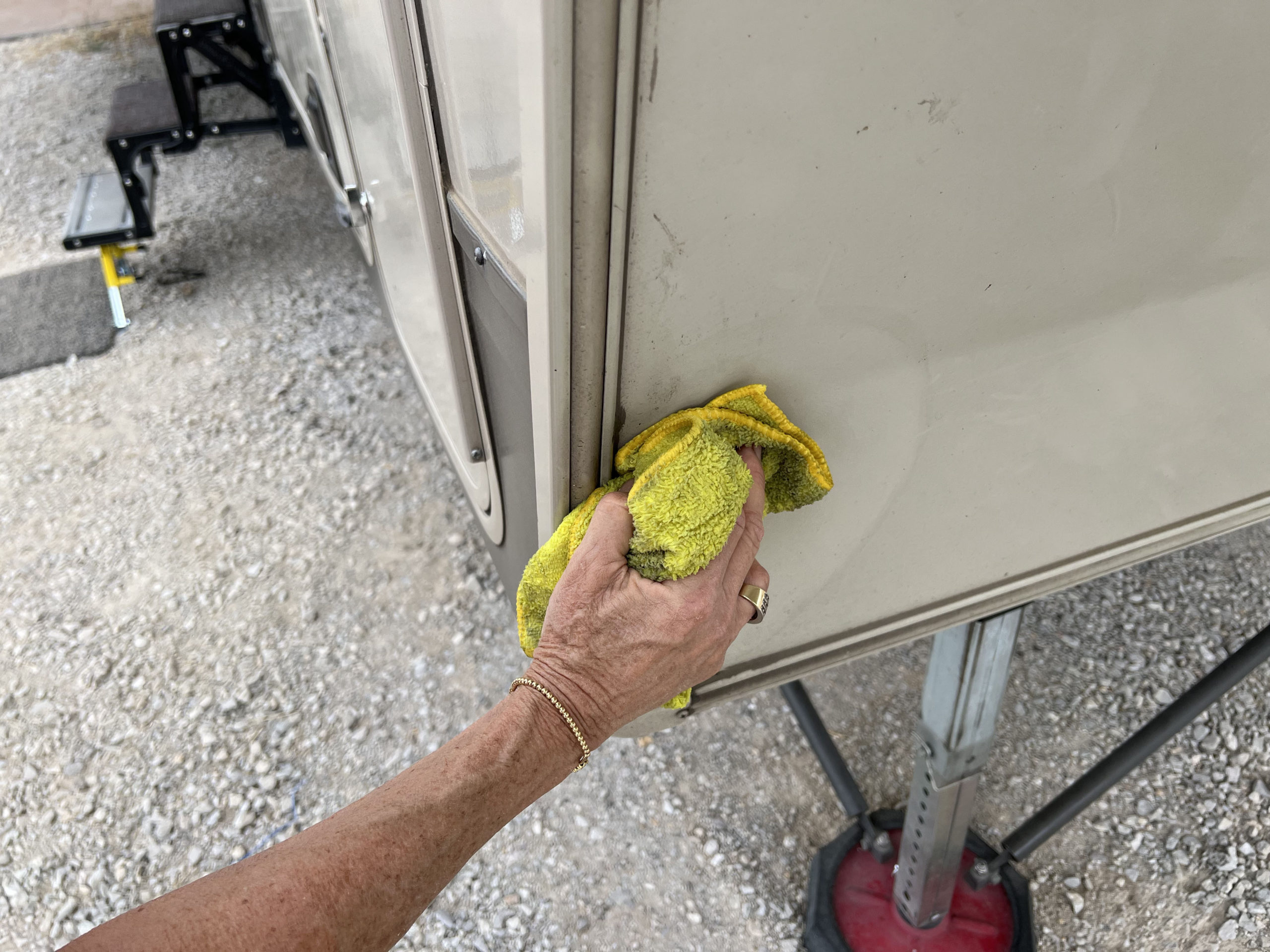 technician uses a microfiber cloth to wipe on/wipe off the Optimum No Rinse Wash & Shine cleaner