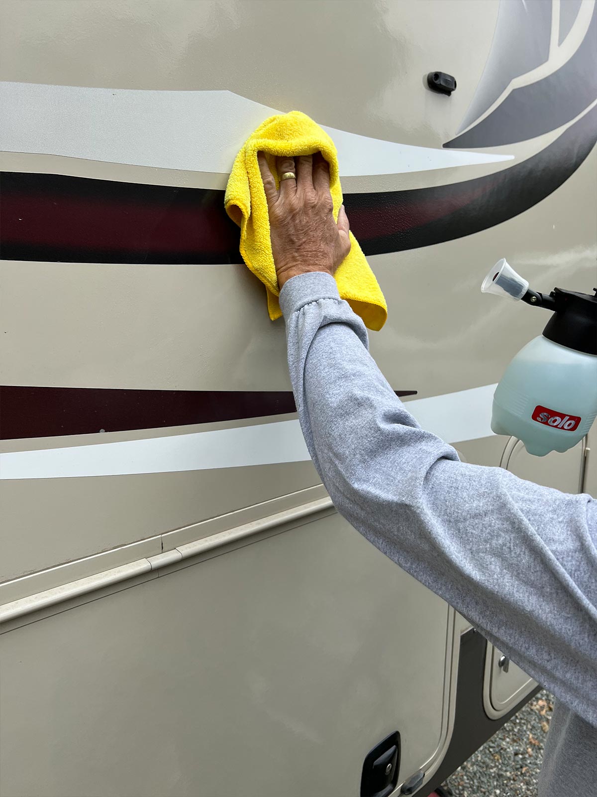 the mixture of No Rinse and water is used to clean the side of an RV