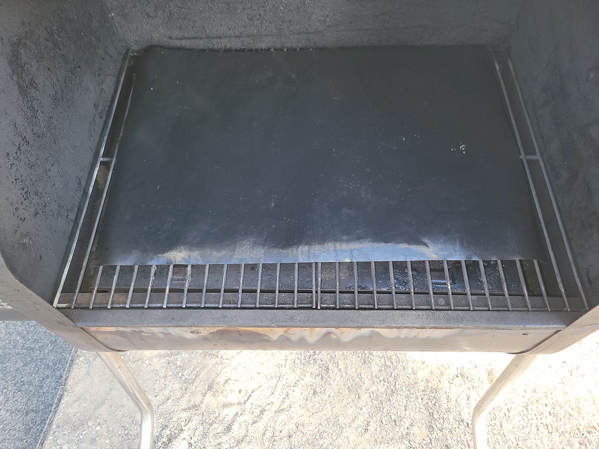 a silicon mat sits in the grill