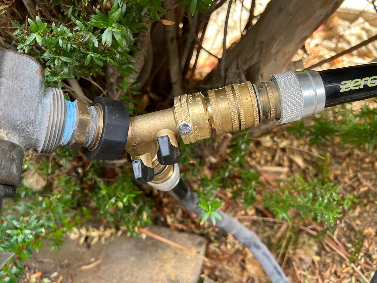 the wye adapter can be rotated to clear obstructions when the pressure regulator and hose(s) are connected