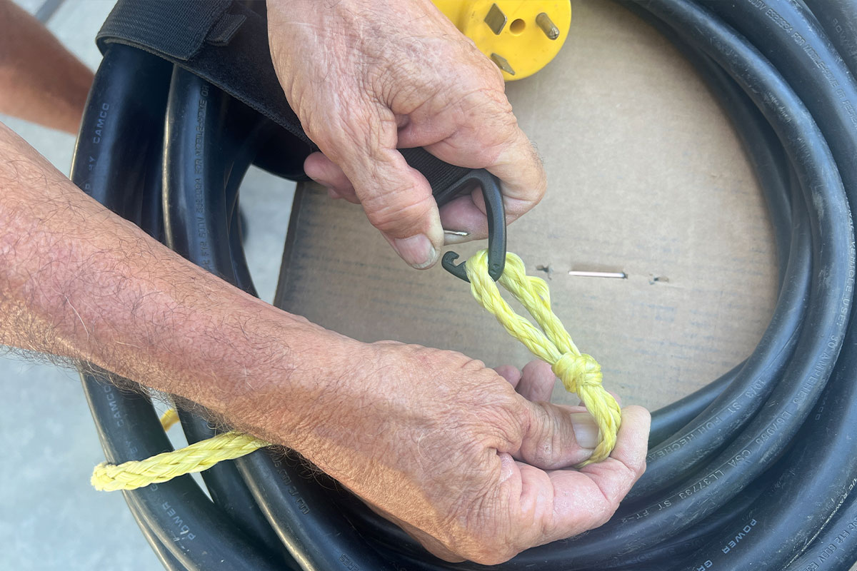 a buckle on one of the doubled-up straps is connected to a loop made on one end of the polypropylene rope