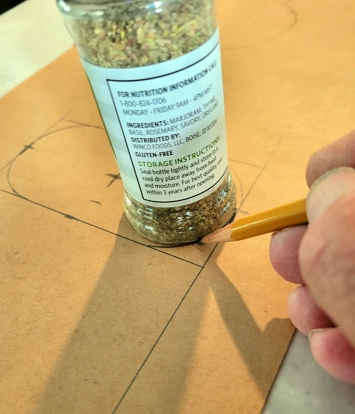 a small spice container is traced on the craft template paper to mimic the arc for the center burner